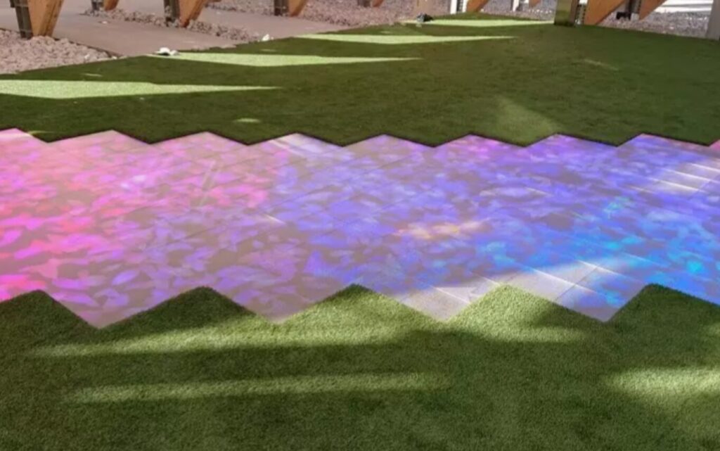 床に設置されたLEDビジョンの表示例